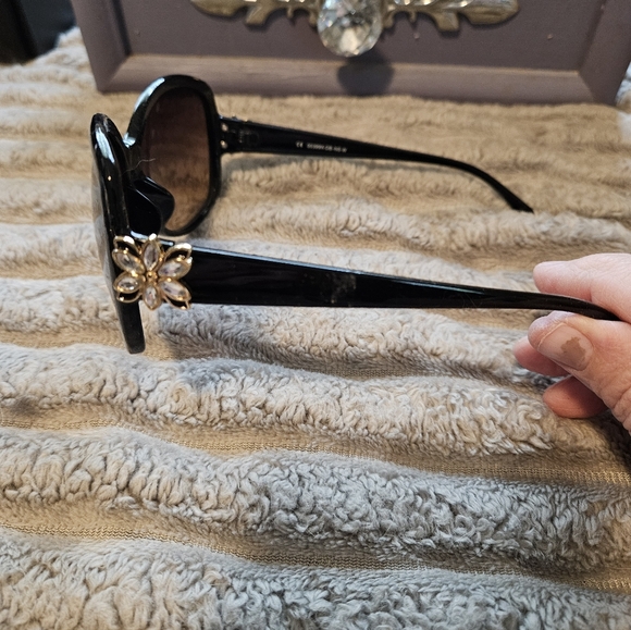 SALE ** Elegant Black Sunglasses with Gold Accent - Picture 2 of 6